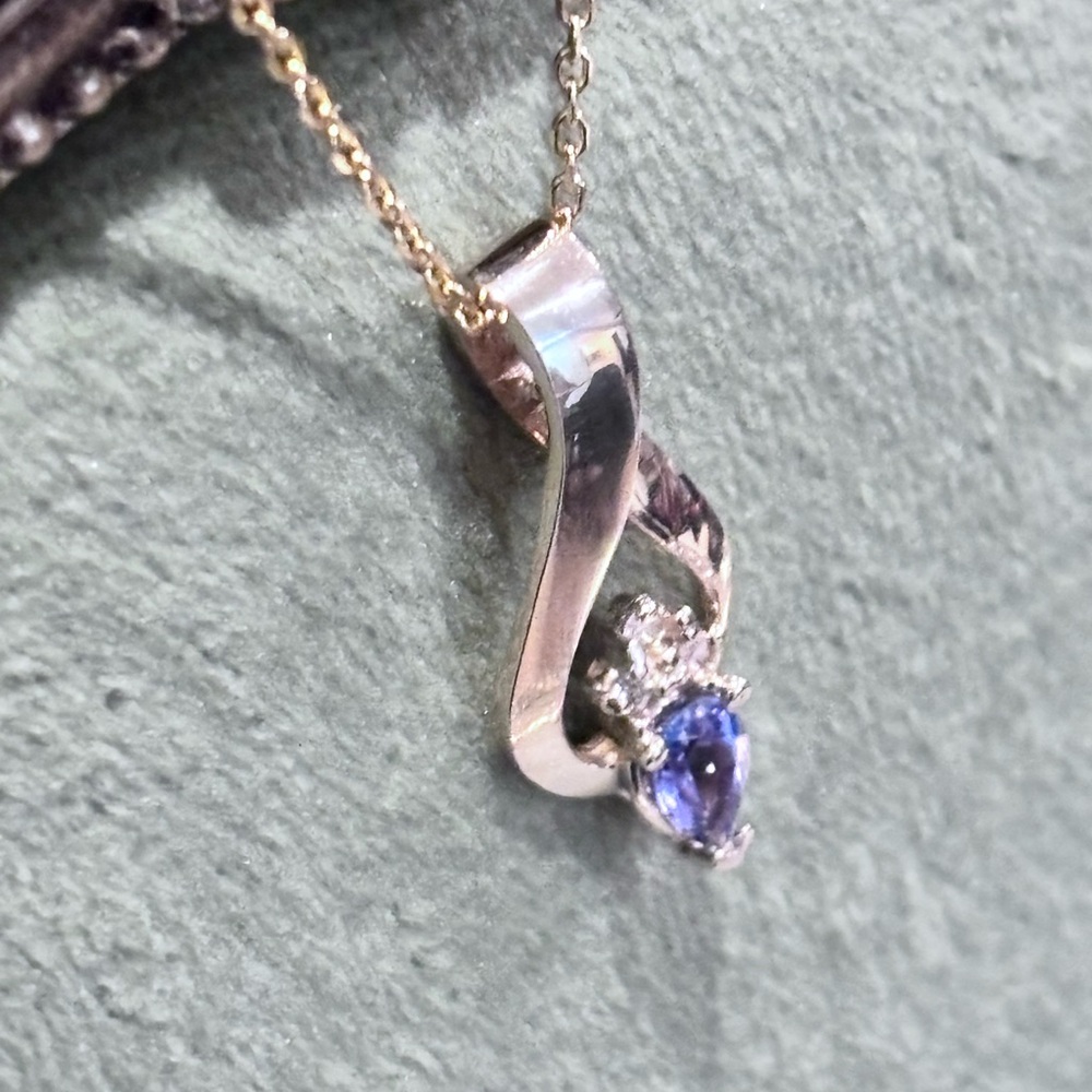Elegant 14k gold tanzanite necklace.  Beautiful design